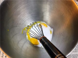 2、健康夏日《黑芝麻冰淇淋》【冷饮】,蛋黄和糖搅拌均匀，糖基本融化就可以了。蛋黄发白就可以了。