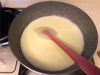 4、健康夏日《黑芝麻冰淇淋》【冷饮】,牛奶+奶油倒入不粘锅，小火加热。不停地搅拌，边缘有小气泡时，关火！