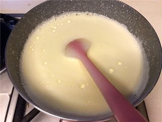 7、健康夏日《黑芝麻冰淇淋》【冷饮】,再次倒入锅内，小火加热，一定是小火啊，液体会变稠稠的