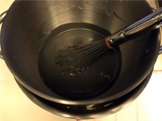 11、健康夏日《黑芝麻冰淇淋》【冷饮】,隔水降温，放凉后，放进冰箱冷冻。如果有冰淇淋机的可以这个时候倒入机器。没有的看下面。