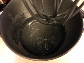 12、健康夏日《黑芝麻冰淇淋》【冷饮】,冻1-1.5小时，拿出来用打蛋器高速的搅拌，液体再次柔软后，再次放进冰箱，这一步进行2-3次。就可以了！冰淇淋的口感就比较柔顺轻盈了。没有冰碴！