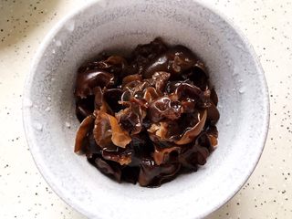 4、木耳京葱拌豆皮,泡发好之后的木耳去蒂洗净之后撕成小朵