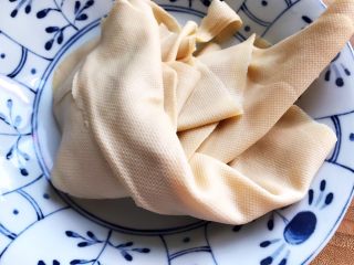 8、木耳京葱拌豆皮,捞出,晾凉一下