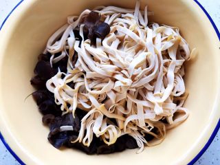 12、木耳京葱拌豆皮,将木耳,豆皮全部放入京葱内