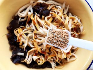 14、木耳京葱拌豆皮,加一小勺鸡精