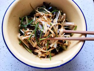 16、木耳京葱拌豆皮,用筷子搅拌均匀,即可