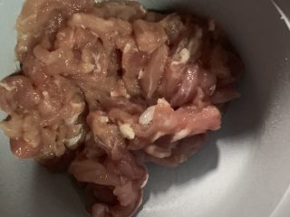 1、三丝炒肉,肉丝用淀粉和一点点油拌匀腌制入味。
