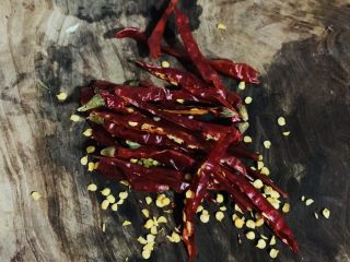 2、三丝炒肉,干辣椒切开。