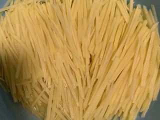 3、三丝炒肉,土豆切丝备用。