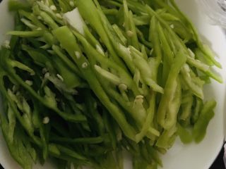4、三丝炒肉,青辣椒切丝备用。