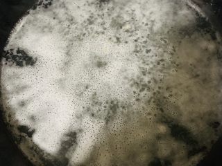 5、三丝炒肉,起锅烧水煮开。