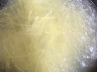 6、三丝炒肉,倒入土豆丝。