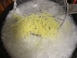 7、三丝炒肉,水开即可捞出。