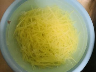 8、三丝炒肉,过凉水浸泡。