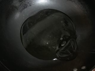 11、三丝炒肉,倒入食用油。