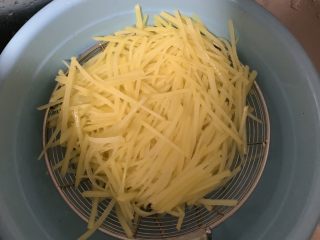 9、三丝炒肉,捞出沥干水份。