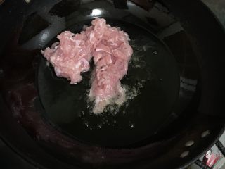 12、三丝炒肉,倒入肉丝。