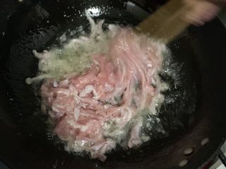 13、三丝炒肉,快速翻炒。