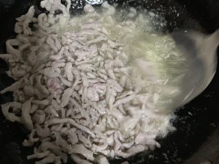 14、三丝炒肉,避免粘锅。