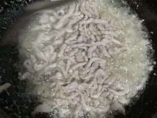 15、三丝炒肉,直到肉表面没有红色。