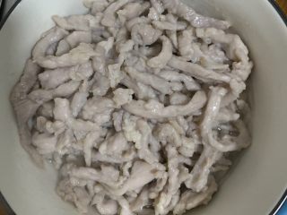 16、三丝炒肉,捞出备用。