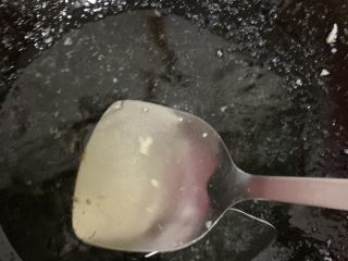 17、三丝炒肉,剩余油留在锅里。