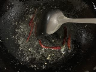 18、三丝炒肉,加入红辣椒爆香。