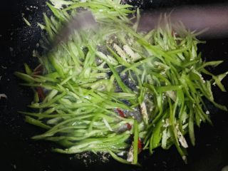 19、三丝炒肉,加入青辣椒丝翻炒。