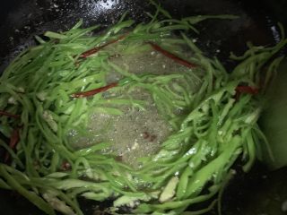 20、三丝炒肉,翻炒至变色即可。