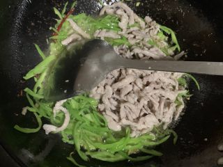 21、三丝炒肉,加入肉丝。