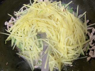 22、三丝炒肉,加入土豆丝。