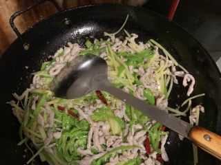 23、三丝炒肉,翻炒均匀。