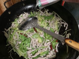 24、三丝炒肉,加入食盐。