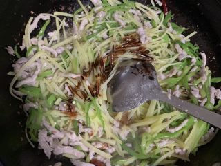 25、三丝炒肉,加入酱油。