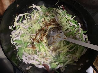 26、三丝炒肉,加入陈醋。