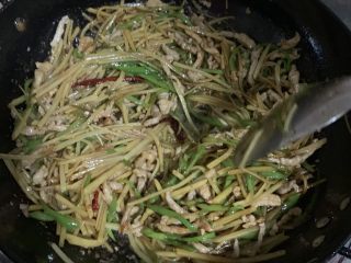 27、三丝炒肉,翻炒均匀。