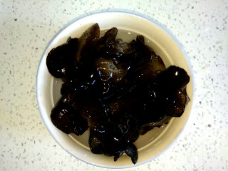 1、木耳黄瓜烧豆腐,木耳提前泡发