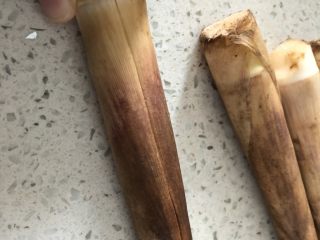 2、#风味人间#清炒冷笋,用锋利的小刀在中间剖深一刀