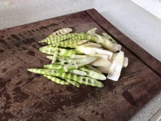 4、#风味人间#清炒冷笋,斜切好