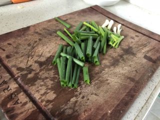 5、#风味人间#清炒冷笋,小葱切成相应的段