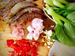 1、浓汤鲜虾青菜面,准备食材，如图