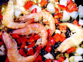 2、浓汤鲜虾青菜面,少许油，先下肥肉把油煎出来，再放入挑好沙线的鲜虾，依次放入泡椒（四川妹子口味重，可以不放）蒜末，姜末，红椒炒香。然后加水煮沸，下面即可！