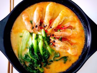 3、浓汤鲜虾青菜面,摆盘即可，满满的食欲啊！非常适合下雨天宅家的盆友哦，也适合给宝宝开胃（当然，给宝宝吃就不要放辣椒哦????）