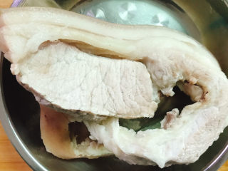 1、蒜苗回锅肉,猪肉洗干净后放入锅中，加花椒、料酒煮熟后捞出