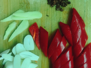 4、蒜苗回锅肉,生姜、大蒜切片，红尖椒切小块