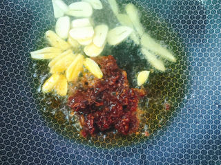 6、蒜苗回锅肉,下姜蒜、豆瓣酱