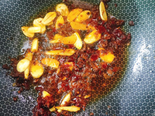 7、蒜苗回锅肉,炒出红油