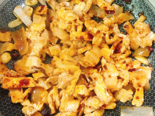 9、蒜苗回锅肉,炒出油后装盘备用