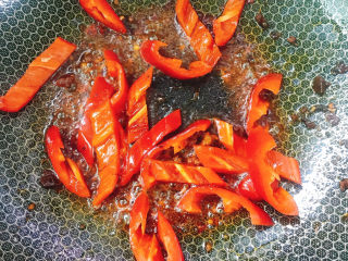 11、蒜苗回锅肉,放入红尖椒