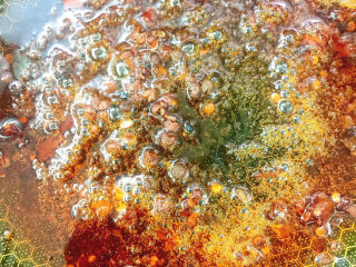 10、蒜苗回锅肉,锅中留油下花椒粒炒香